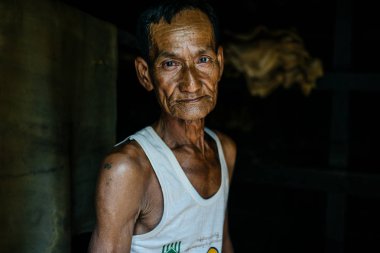 Kameraya bakarak beyaz tankındaki adam 