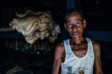 Kameraya bakarak beyaz tankındaki adam 