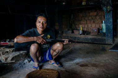 Tüfekle oturan adam ağız kavgası