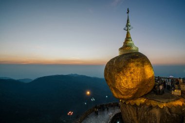 Altın Rock duran insanlar