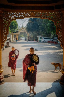 Yalınayak Budist rahipler geçit üzerinde