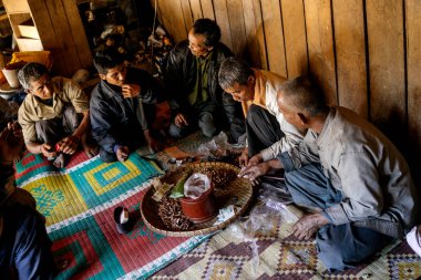 Adam ve satış ve satın alma kalabalık