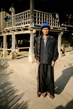 Ayakta ve kameraya bakarak adam