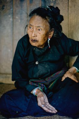 Kadın siyah dudaklı uzağa arıyorsunuz