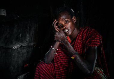 Adam kameraya bakarak geleneksel giyim