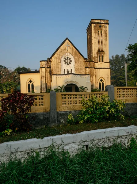 Hıristiyan Kilisesi görünümünü gözlemleyerek