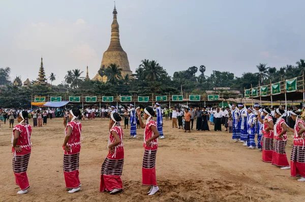 Kadınlar geleneksel tatil giyim