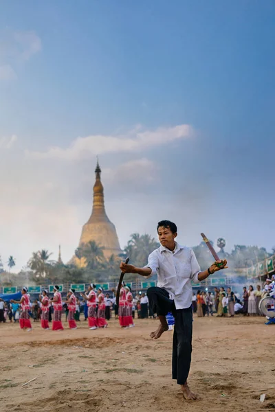 Adam kılıçla dans