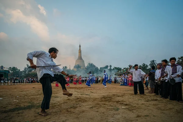 Adam kılıçla dans