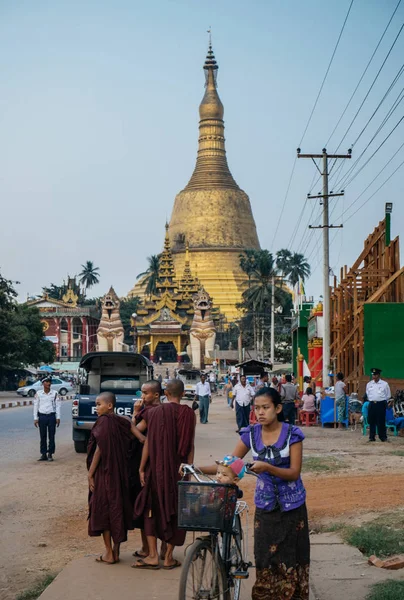 Buddhista templom, háttérben a forgalmas utcára — Stock Fotó