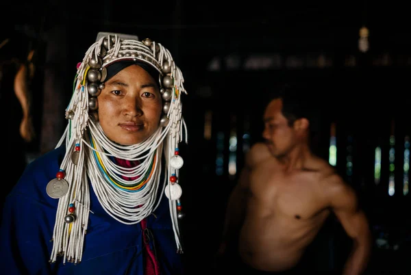 Mujer con accesorios tradicionales y joyas — Foto de Stock