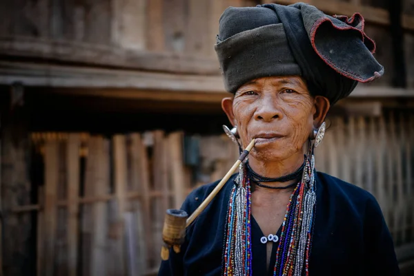 Kadın kıdemli yasaktır borusu