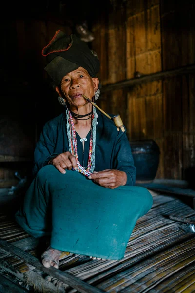 Kadın kıdemli yasaktır borusu