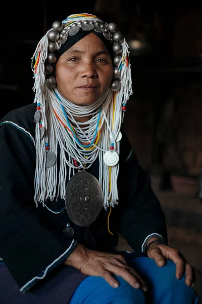 Женщина с традиционными аксессуарами и украшениями — стоковое фото