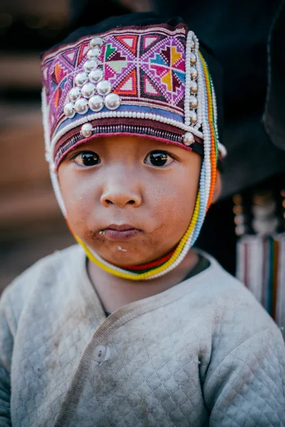 Kis gyermek, hagyományos ruházat — Stock Fotó