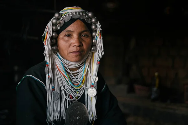 Vrouw met traditionele accessoires en sieraden — Stockfoto