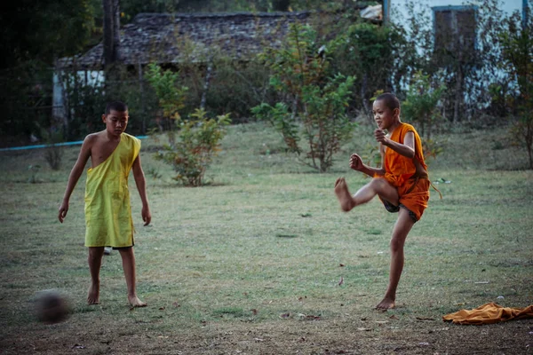 Dzieci bawiące się w piłce nożnej — Zdjęcie stockowe