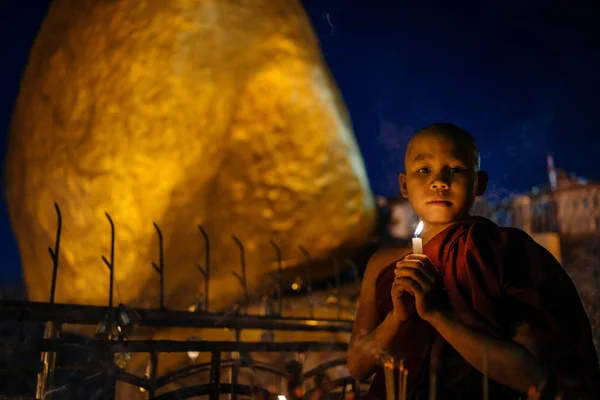 Pequeño monje sosteniendo vela encendida — Foto de Stock