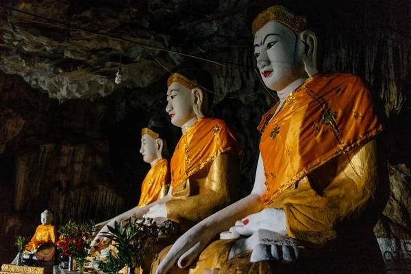 Att observera syn på buddha statyer i grotta — Stockfoto