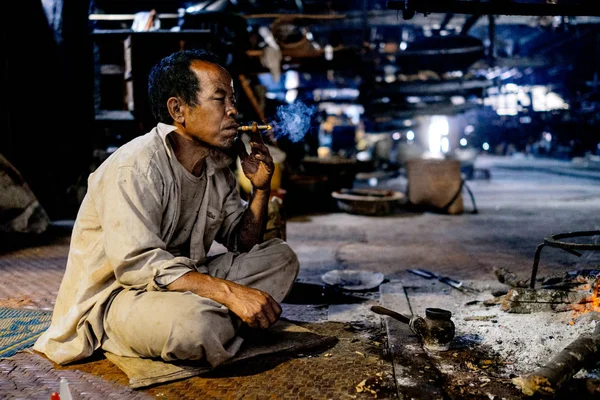 Man sitting on ground and smoking — Stock Photo, Image