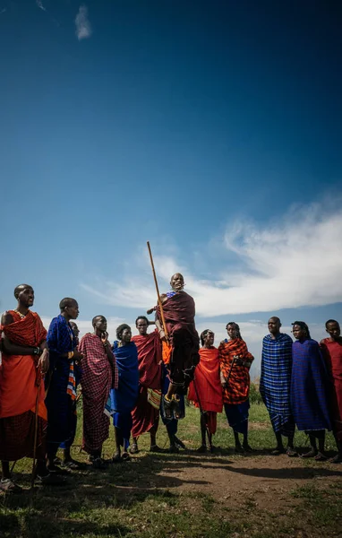 Membros da tribo dançando com paus — Fotografia de Stock