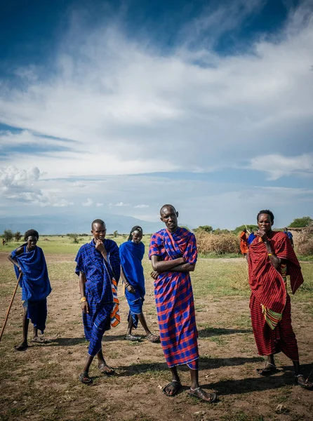 Les hommes en vêtements traditionnels regardant la caméra — Photo