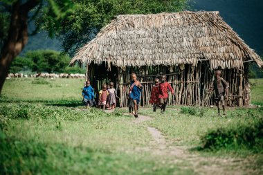 Kamera doğru yürüyüş tribe çocukların