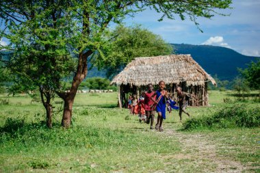 Kamera doğru yürüyüş tribe çocukların