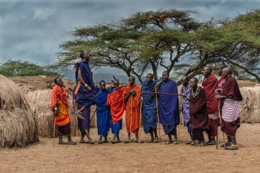 Dans ve atlama Afrika kabilesinin üyeleri