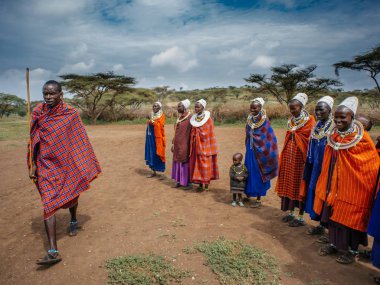Adam ve kadın ayakta Afrika kabilesinin