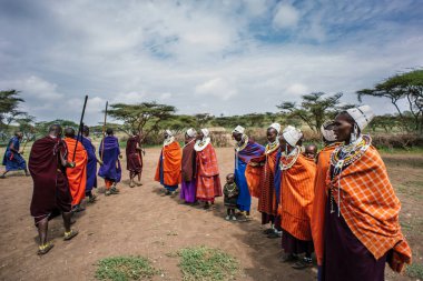 Erkekler ve kadınlar ayakta Afrika kabilesinin