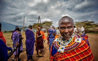 Afrikalı kabile kadın kameraya arıyor
