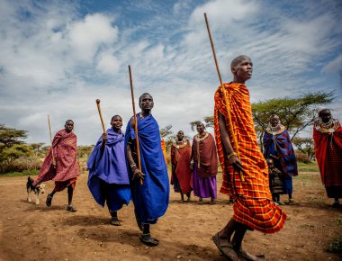 Erkekler ve kadınlar ayakta Afrika kabilesinin