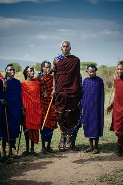 Členové kmene africké tance a skákání — Stock fotografie