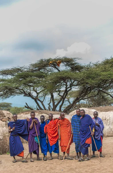 Les hommes en vêtements traditionnels regardant la caméra — Photo