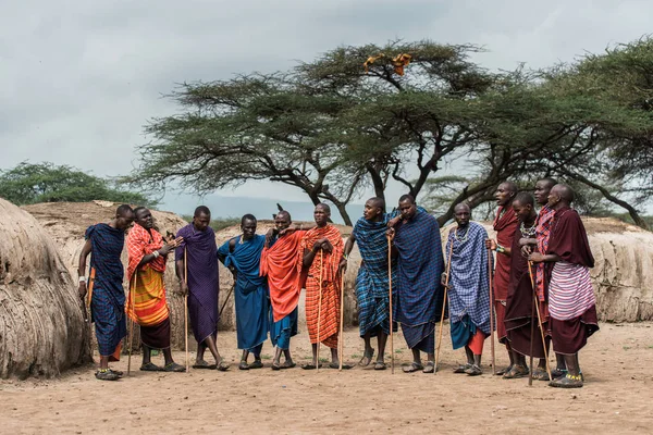 Hommes en vêtements traditionnels debout — Photo