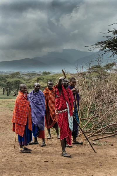 Miembros de la tribu de pie y mirando hacia otro lado — Foto de Stock