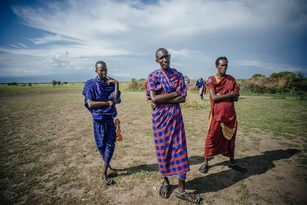 Tre uomini tribù in piedi — Foto Stock