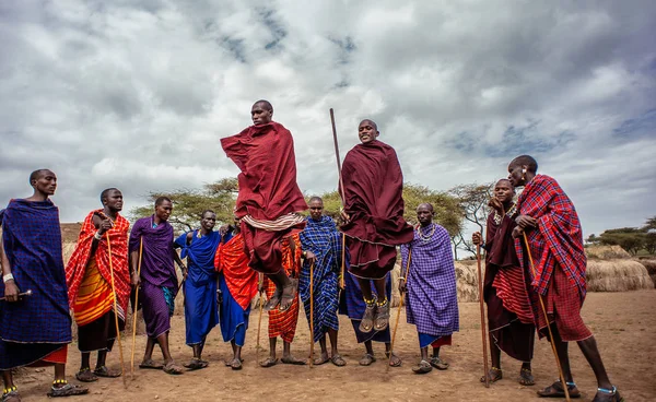 Miembros de la tribu africana bailando y saltando — Foto de Stock