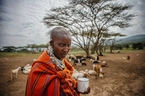 Afrikanische Stammesfrau blickt in Kamera — Stockfoto
