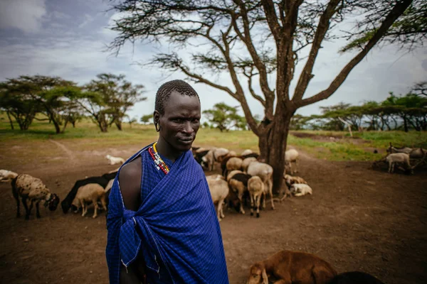 Africký kmen člověk při pohledu na fotoaparát — Stock fotografie