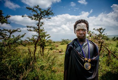 Yüz boyama kameraya bakarak çocukla