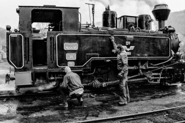 İki adam buharlı tren sabitleme