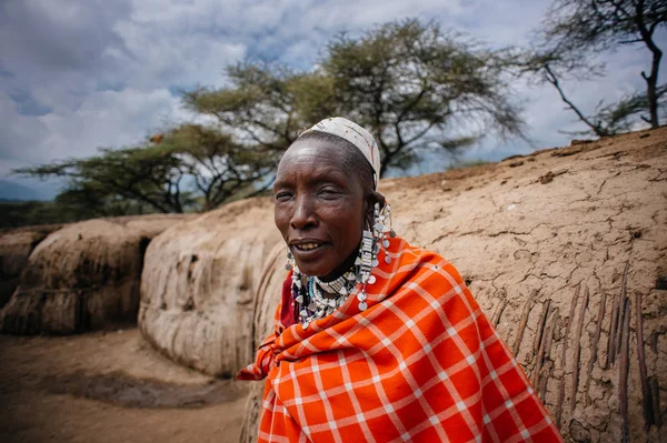 Africký kmen ženy při pohledu na fotoaparát — Stock fotografie