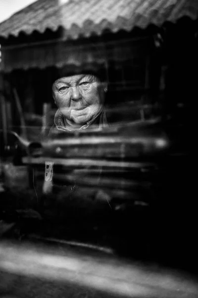 Mujer mirando por una ventana borrosa —  Fotos de Stock