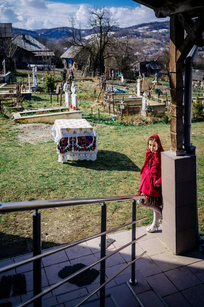 Kız kafasına eşarp ayakta mezarlığında — Stok fotoğraf