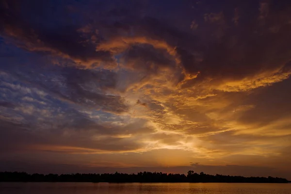 Gün batımında bulutlu gökyüzü gözlem görünümünü
