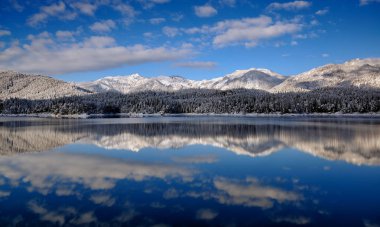 lakescape ve kar dağların kaplı