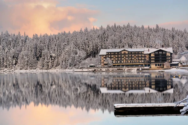 göl kıyısında büyük ev