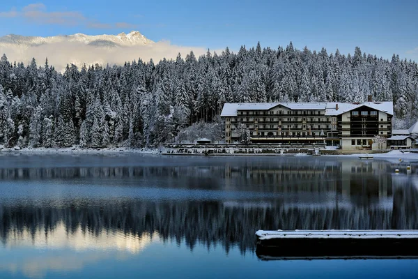 göl kıyısında büyük ev